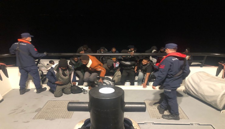 Dikili'de umuda yolculuk yarım kaldı: Lastik botta 28 göçmen yakalandı