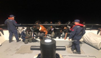 Dikili'de umuda yolculuk yarım kaldı: Lastik botta 28 göçmen yakalandı