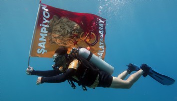 Fethiye’de dalgıçlardan deniz altında şampiyonluk kutlaması
