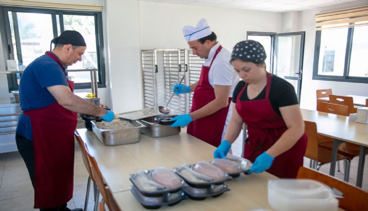 Güzelbahçe Belediyesi ‘Dayanışma Mutfağı’nı hizmette açtı