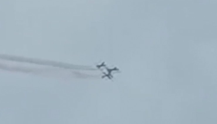 İtalya Hava Kuvvetleri'ne bağlı akrobasi ekibine ait 3 uçak havada çarpıştı