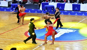 İzmir’de dansçıların kıyasıya rekabeti renkli görüntülere sahne oldu