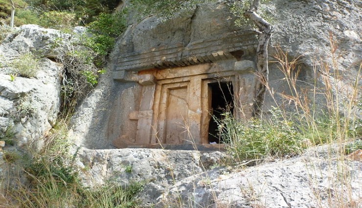 İzmir’de Maliye’den satılık 2500 yıllık kaya mezarı