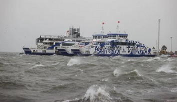 İzmir'de vapur seferlerine fırtına engeli