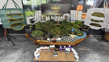 İzmir'in turistik ilçelerinde zehir tacirlerine operasyon