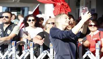 İzmirliler Dilek İmamoğlu’nu bağrına bastı