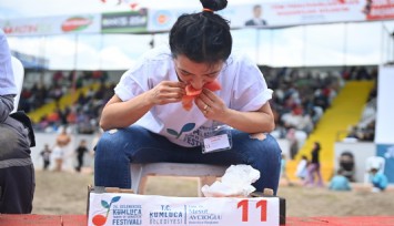 Kadınlar en çok domatesi yemek için yarıştı: Birinci 1,5 kilo üzerinde domates yedi