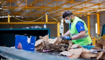 Kapıdan Kapıya Geri Dönüşüm Başladı İzmir’de pilot mahallelerde ambalaj atıkları QR kodlu poşetlerle toplanıyor