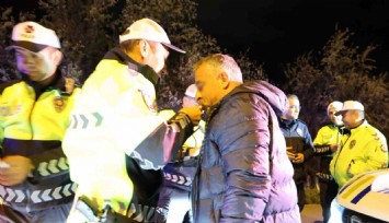 Kovalamaca sonucu yakalanan sürücüyle polisin imtihanı: Araçtan inmedi, alkolmetreye üflemedi