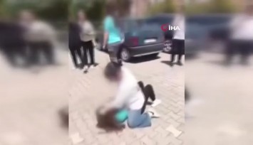 Ortaokul öğrencisi kızların kavgası kameraya yansıdı: Saçlarından tutarak yerde sürükledi