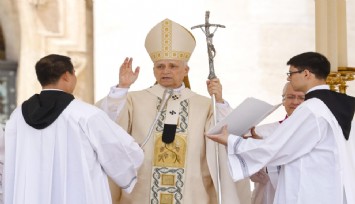 Papa 14'üncü Leo binlerce kişinin katıldığı törenle birlikte resmen göreve başladı