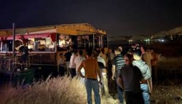 Şanlıurfa’da halatları kopan duba restoran müşterilerle birlikte Fırat Nehri’nde sürüklendi