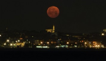 'Çilek Dolunayı' İstanbul Avrupa Yakası’ndan böyle görüntülendi