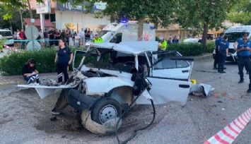 Ağaca çarpan araç hurdaya döndü: 1 can kaybı, 4 yaralı