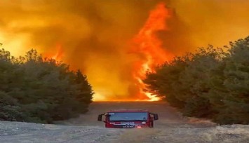 Alevlerin arasında kalan orman ekibi son anda kurtuldu