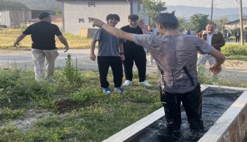 Bayram namazına gelmeyenleri buz gibi suda uyandırıyorlar