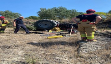 Devrilen traktörün altında can verdi