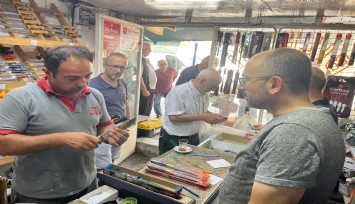 Görenler şaşırıyor, görme engelli bıçak bileyicisi