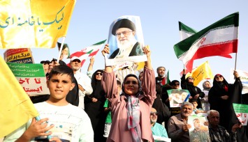 İran’da on binlerce kişi, ateşkes sonrası zafer kutlaması yaptı