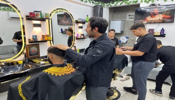 İzmir'de berberlerin arife mesaisi: Dükkanda sabahladılar