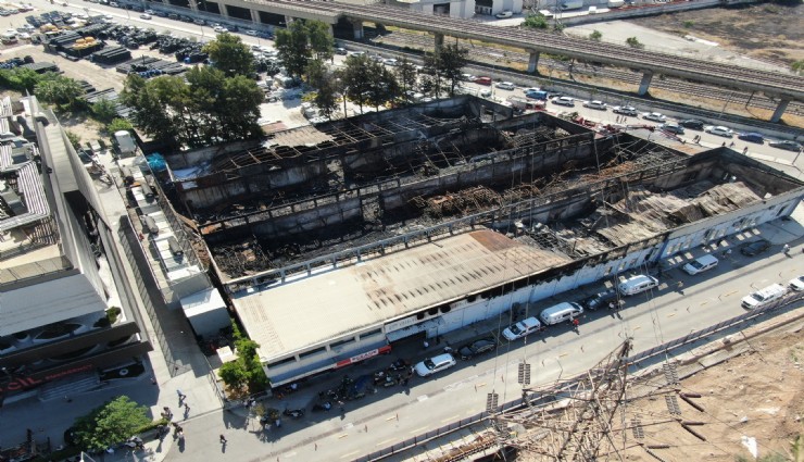 İzmir'de plastik deposunda çıkan yangın dron ile görüntülendi: Plastik depo kül oldu, hastane duvarları is kapladı