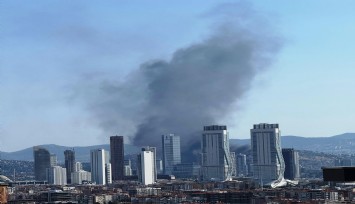 İzmir’de yangın: Konak'taki yangına itfaiye ekipleri müdahale ediyor