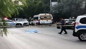 İzmir’de yol ortasına yatan kadına iki araç çarptı, hayatını kaybetti