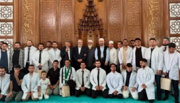 Tıp fakültesinden mezun olan öğrencilere camide mezuniyet