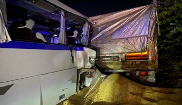 Yol kenarında duran tıra işçi servisi çarptı