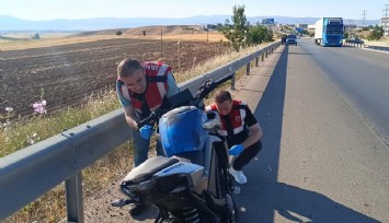 Afyonkarahisar'da feci kaza: Bariyerlere çarpıp 30 metre sürüklenen motosikletin sürücüsü yaşamını yitirdi