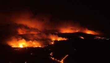 Alevler havadan görüntülendi: Orman yangını köyleri tehdit etmeye devam ediyor