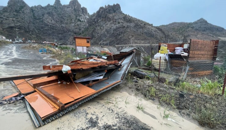 Artvin’de fırtına çatıları uçurdu