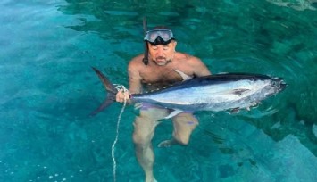 Ata Demirer’den dev balık avı: Urla’da 1,5 metrelik orkinos yakaladı