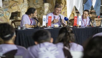 Başkan Tugay öğrencilerle buluştu: Belediyeler kuru siyaset yapılan yerler değil