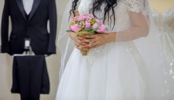 Bayraklı’da yeni evliler için gelinlik ve damatlık evi açıldı