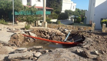 Bodrum’da ana su isale hattı patladı: Yol çöktü