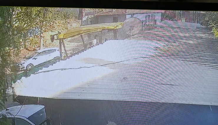 Bornova’da belediyeye ait araçlara saldırı