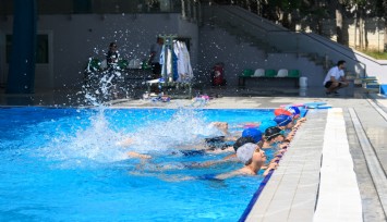 Bornova’da yüzme kurslarına büyük ilgi
