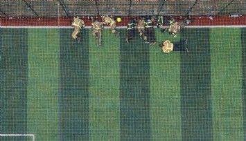 Bursa'daki orman yangınıyla mücadele eden alev savaşçıları, halı sahada dinlendi