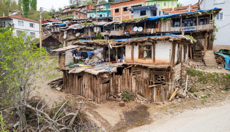 Büyük yangından geriye kalan yapı görenlerin ilgisini çekiyor