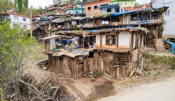 Büyük yangından geriye kalan yapı görenlerin ilgisini çekiyor