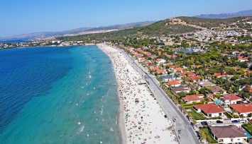 Çeşme’de 14 plaj ve 2 marinada Mavi Bayrak dalgalanacak