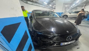 Çeşme’de bir vale araçla beton duvara çarptı: 7 milyonluk araç kullanılamayacak hale geldi