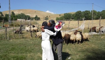 Çimen, YKS sevincini babasıyla çiçekli sürprizle paylaştı