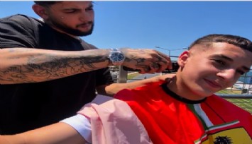 Hayaline ulaşmak için sokak sokak saç kesiyor: İzmirli berberin sıra dışı projesi dikkat çekiyor