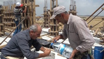 İnşaat işçilerinin sıcak havayla mücadelesi