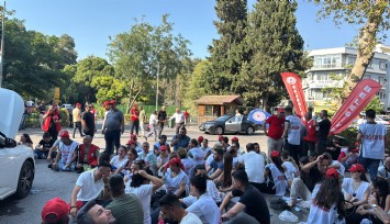 İşten çıkarılan işçilerden meclis önünde oturma eylemi: Tugay sendika yöneticileri ile görüşecek