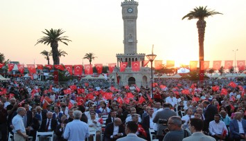 İzmir’de 15 Temmuz anması: Konak Meydanı’nda binler demokrasi için buluştu