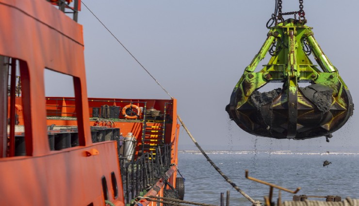 İzmir Körfezi’ndetarihi adım: 2.5 milyonmetreküp taban temizliği yapılıyor