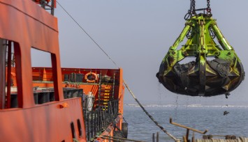 İzmir Körfezi’ndetarihi adım: 2.5 milyonmetreküp taban temizliği yapılıyor